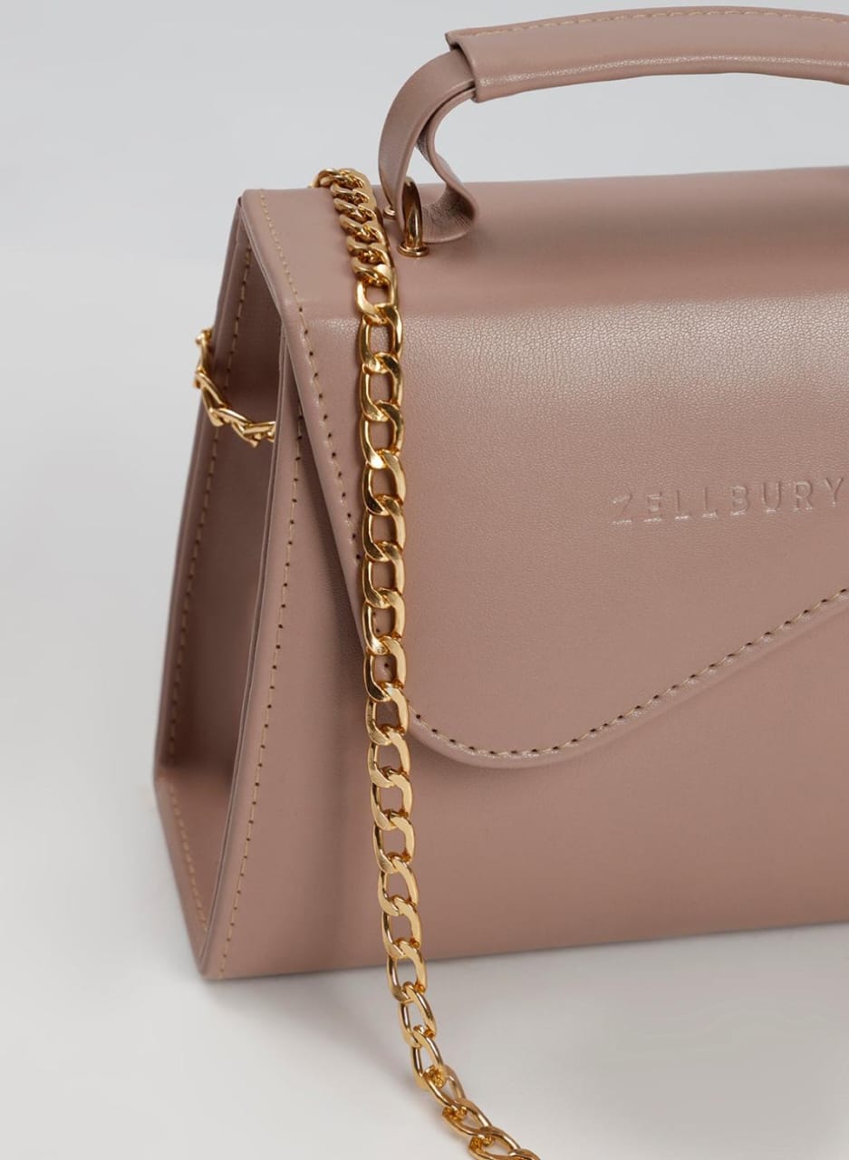 ✨ Elegant White Leather Handbag with Gold Chain Strap ✨
