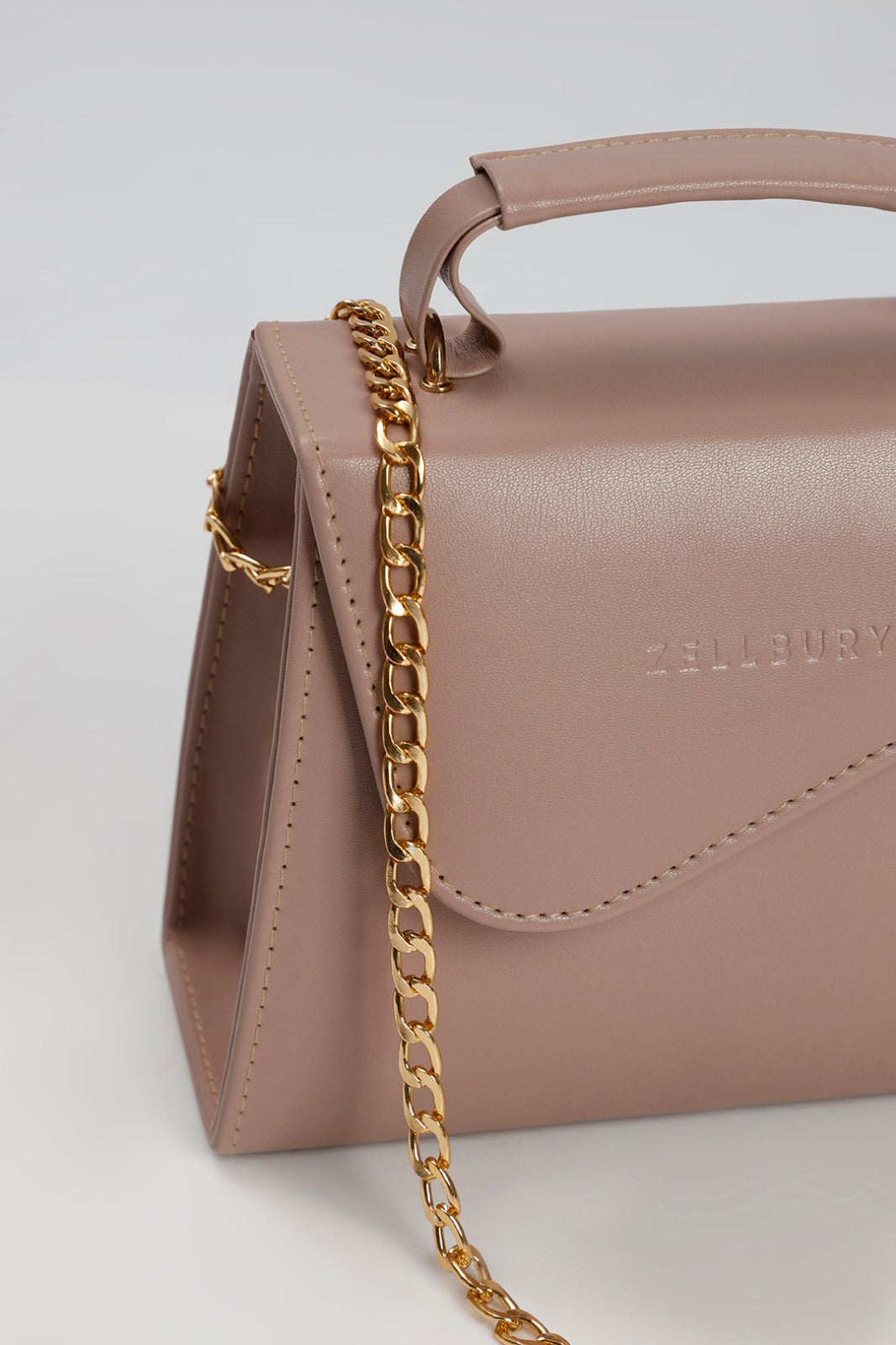 ✨ Elegant White Leather Handbag with Gold Chain Strap ✨